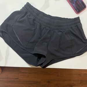 lululemon hottie hot 2.5 shorts